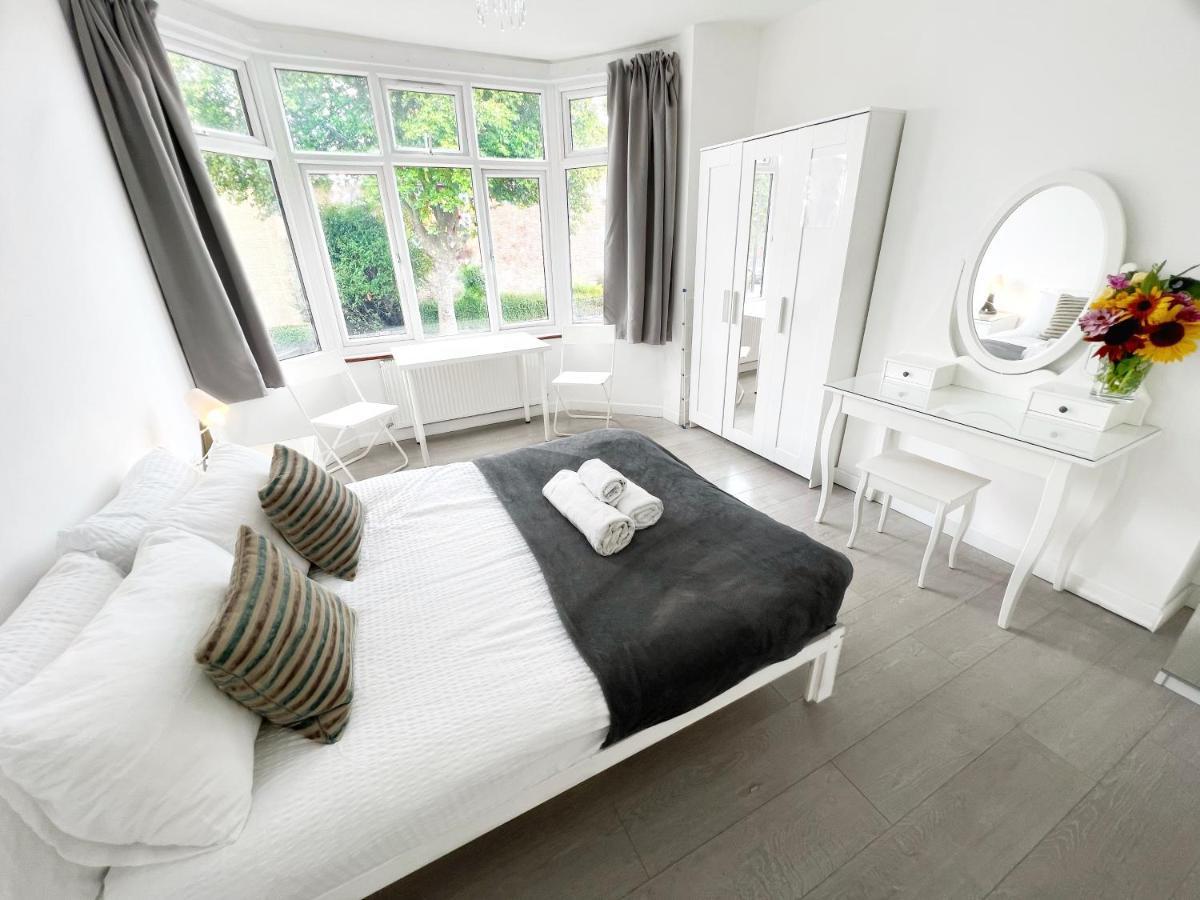 Luxurious House Near Excel- Air Conditioning, 9 Beds, 2 Baths, Garden, Fast Wifi Casa de hóspedes