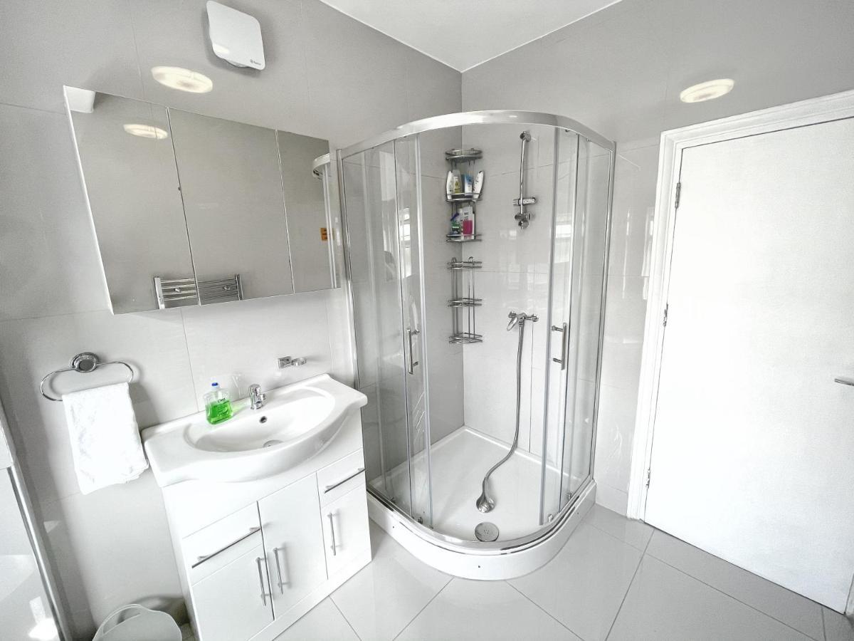 Luxurious House Near Excel- Air Conditioning, 9 Beds, 2 Baths, Garden, Fast Wifi Casa de hóspedes