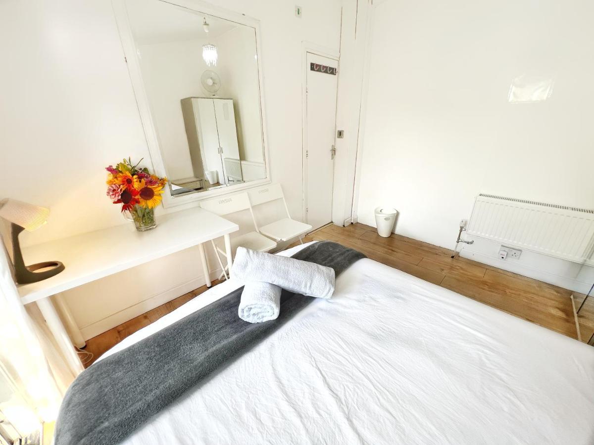 Casa de hóspedes Luxurious House Near Excel- Air Conditioning, 9 Beds, 2 Baths, Garden, Fast Wifi *
