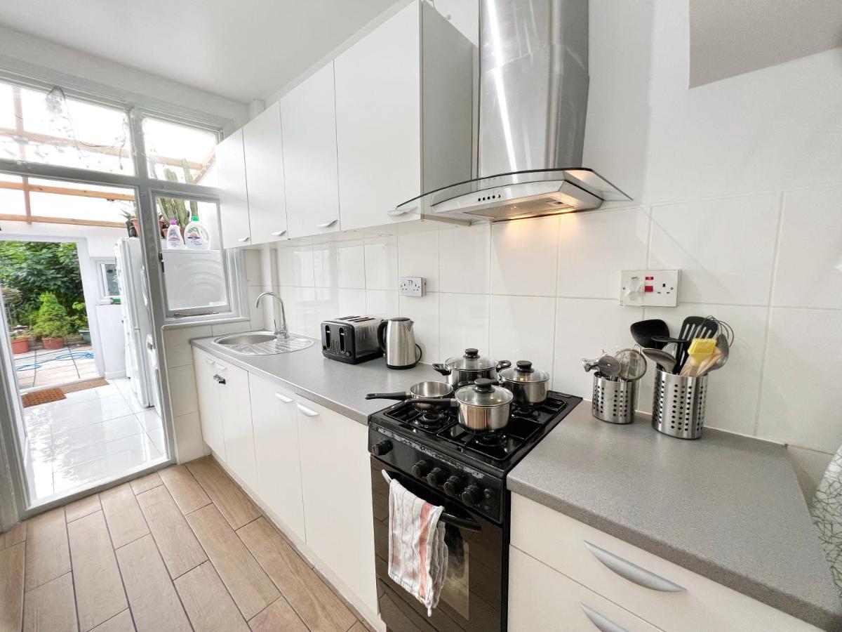 Casa de hóspedes Luxurious House Near Excel- Air Conditioning, 9 Beds, 2 Baths, Garden, Fast Wifi *
