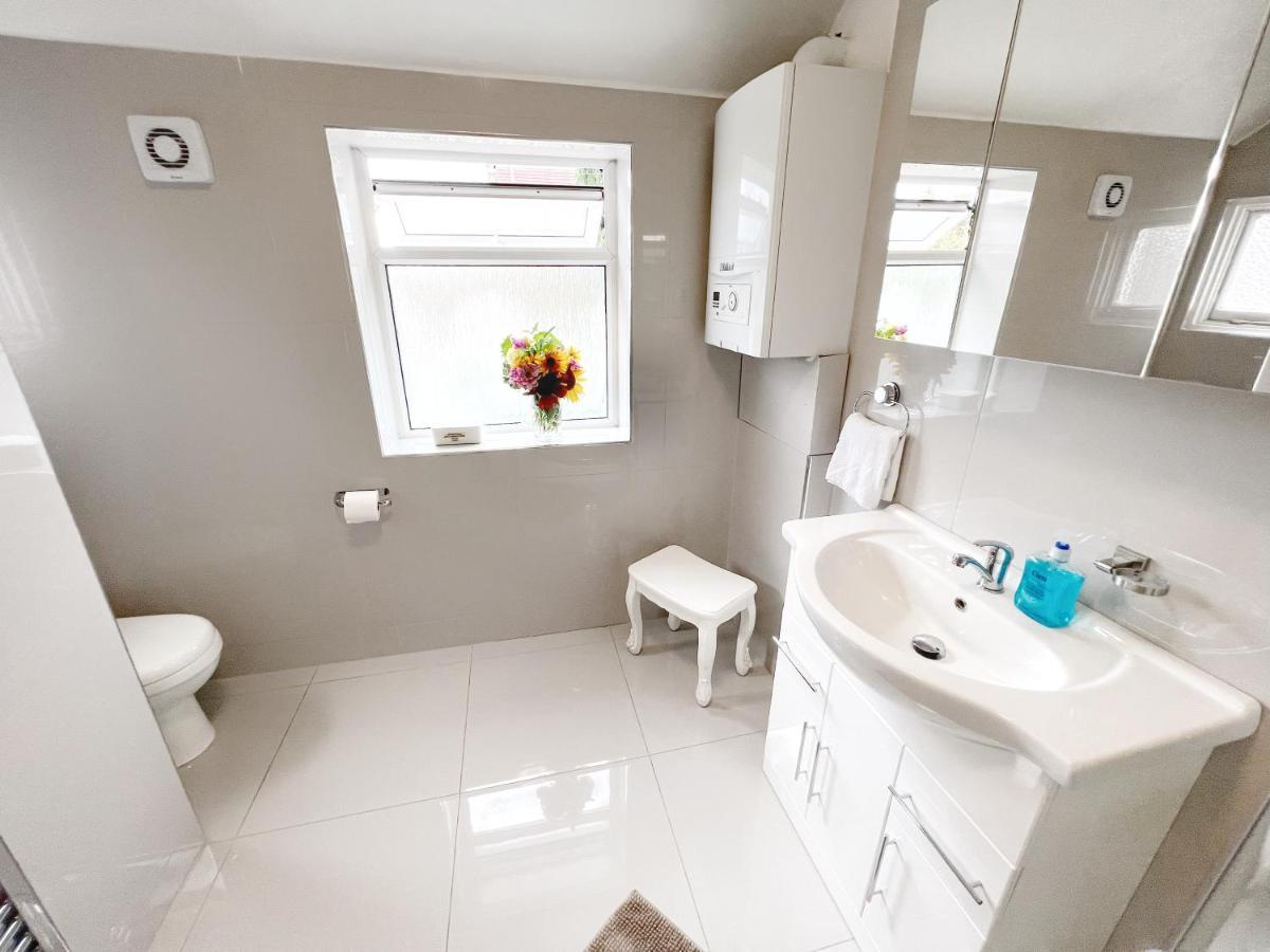 Luxurious House Near Excel- Air Conditioning, 9 Beds, 2 Baths, Garden, Fast Wifi Casa de hóspedes *