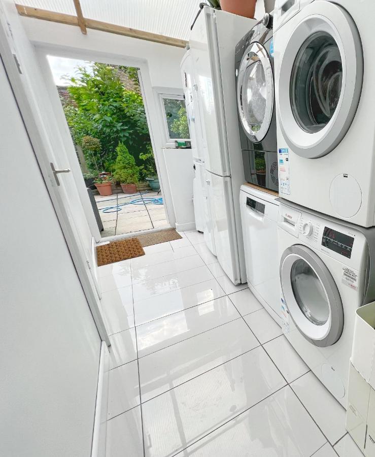Luxurious House Near Excel- Air Conditioning, 9 Beds, 2 Baths, Garden, Fast Wifi Casa de hóspedes *