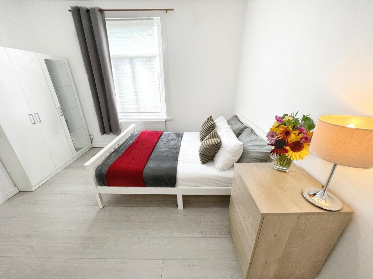 Luxurious House Near Excel- Air Conditioning, 9 Beds, 2 Baths, Garden, Fast Wifi Casa de hóspedes *