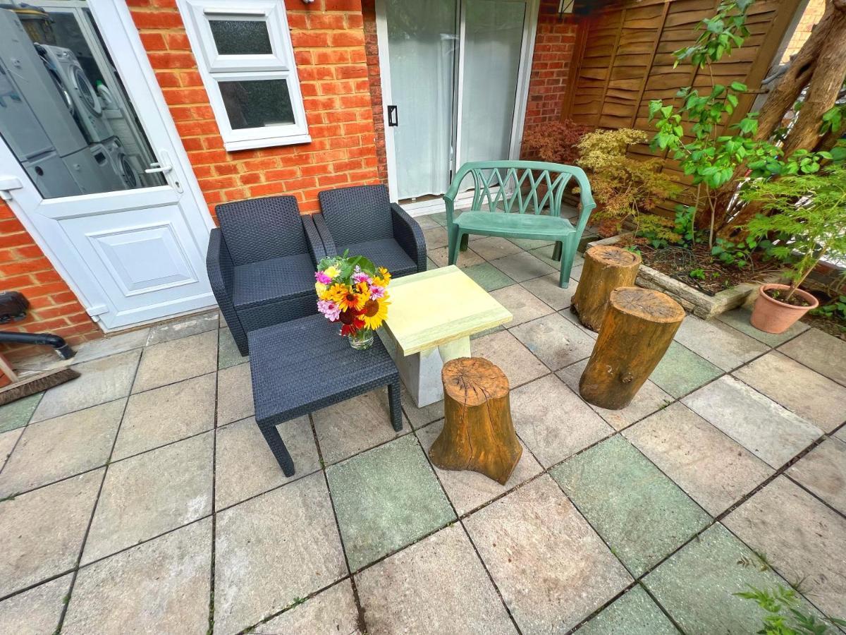 Casa de hóspedes Luxurious House Near Excel- Air Conditioning, 9 Beds, 2 Baths, Garden, Fast Wifi Londres