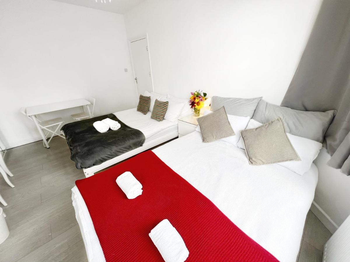 Casa de hóspedes Luxurious House Near Excel- Air Conditioning, 9 Beds, 2 Baths, Garden, Fast Wifi